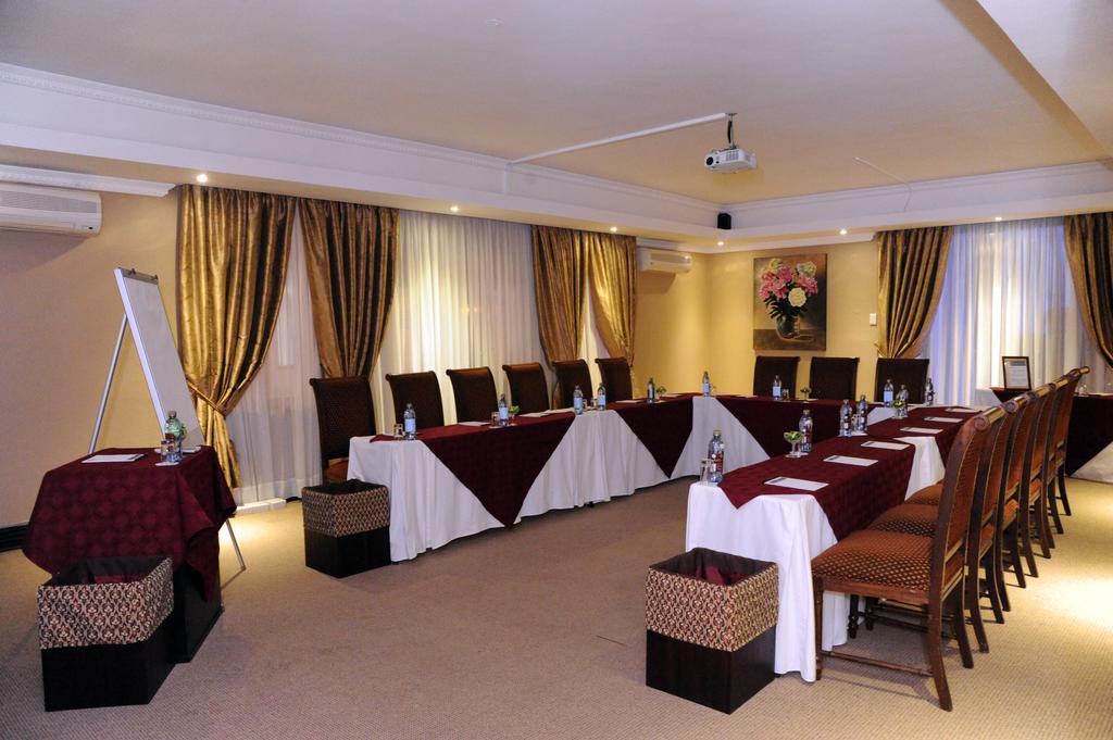 Anta Boga Hotel Bloemfontein Bagian luar foto