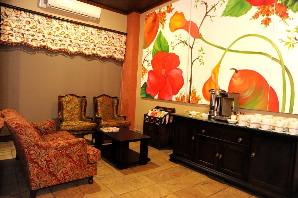 Anta Boga Hotel Bloemfontein Bagian luar foto