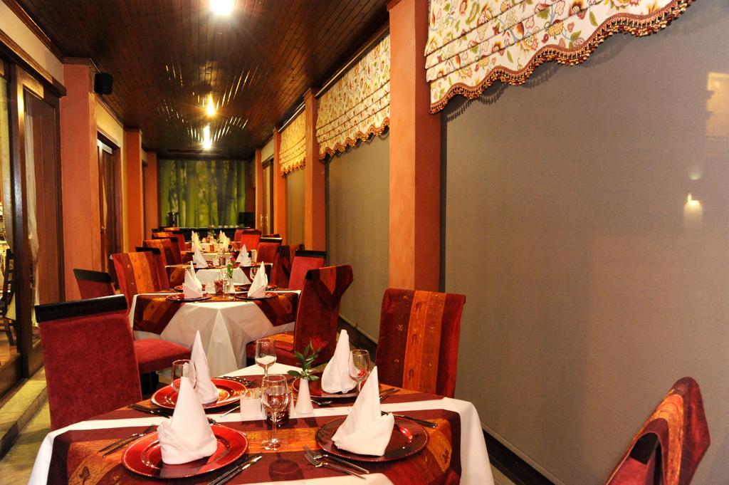 Anta Boga Hotel Bloemfontein Bagian luar foto