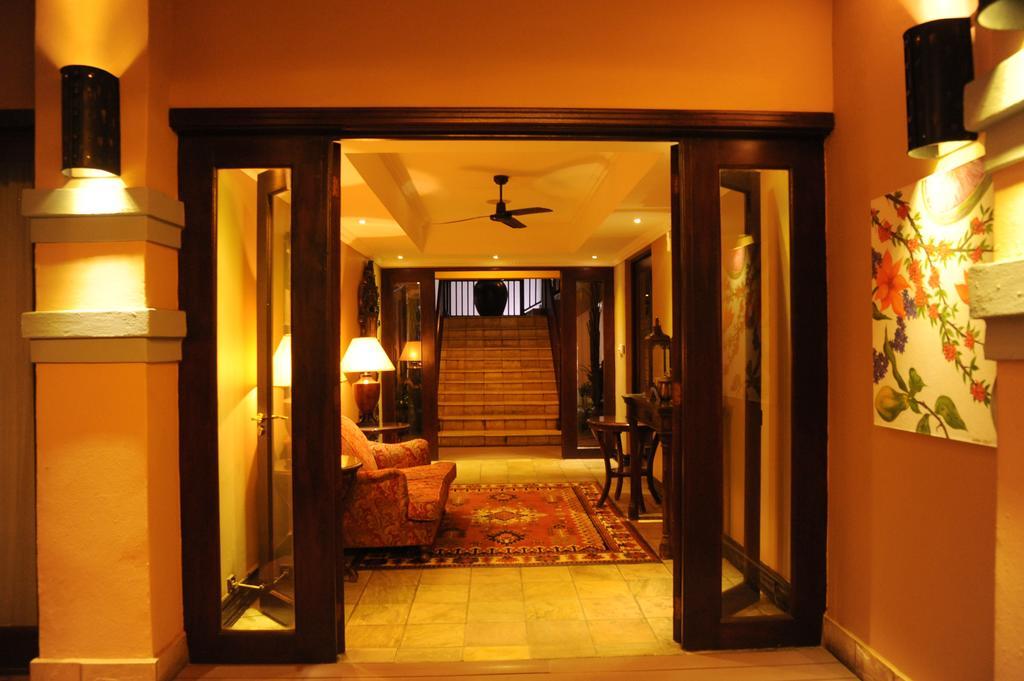 Anta Boga Hotel Bloemfontein Bagian luar foto